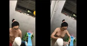 Quay lén nữ sinh hàng xóm tắm