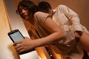 Người vợ đi họp lớp rồi quan hệ với nyc mặc cho ông chồng ở nhà chờ
