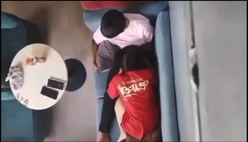 Quay lén bồ mút liếm cho bồ nơi công cộng