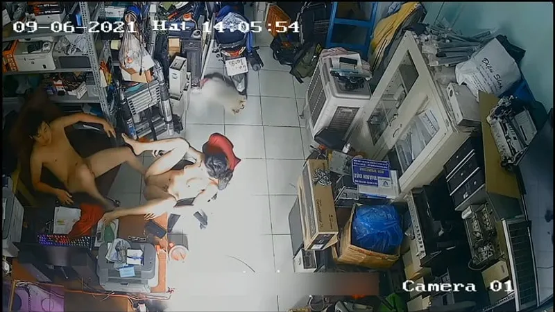 Người vợ ông xã trả bài nhau trong của củ khoải máy tính