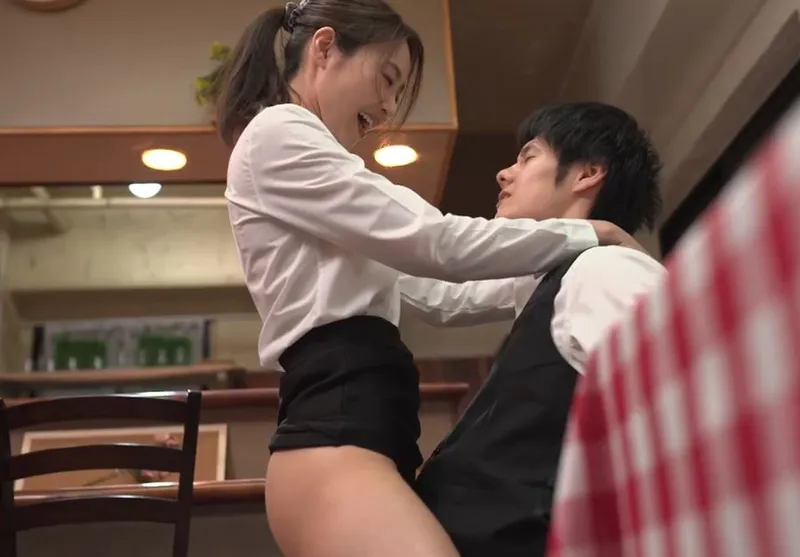 Cậu trai trẻ quan hệ nữ đồng nghiệp có gã chồng nhưng chồng yêu “yếu”