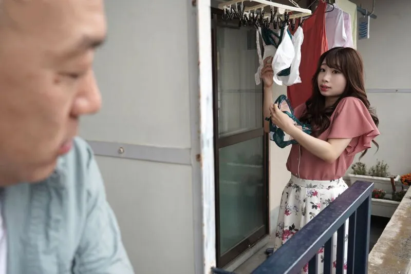 Gã cạnh nhà chuyên soi mói và cặp Cô vợ Ông xã thường xuyên rên la quá to