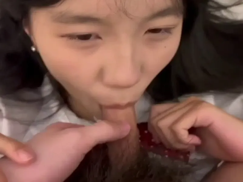 Em loli dễ thương liếm của quý biến em thành con em đĩ dam dang p2